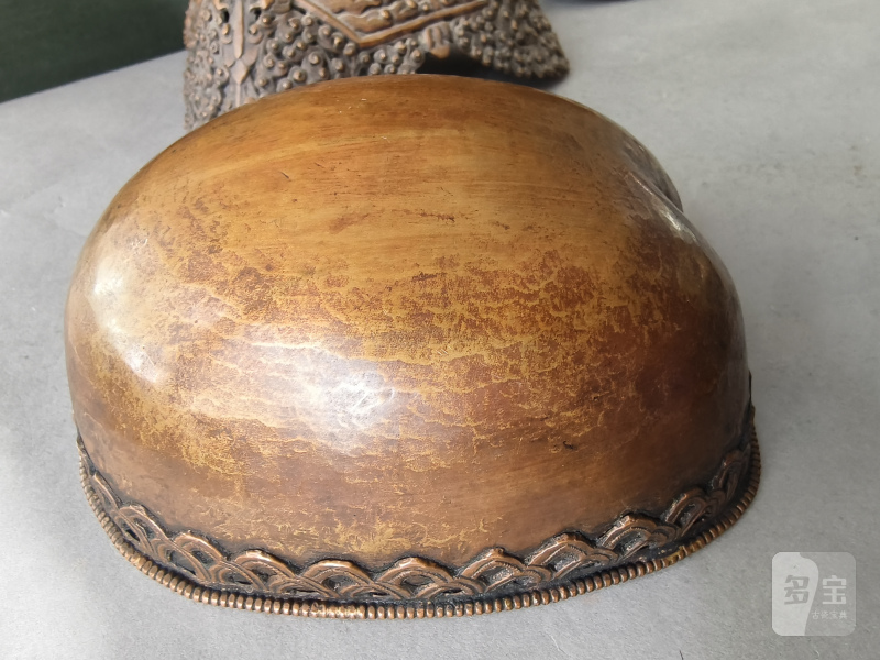 A COPPER EMBOSSED KAPALA WITH COVER ON STAND - 图6